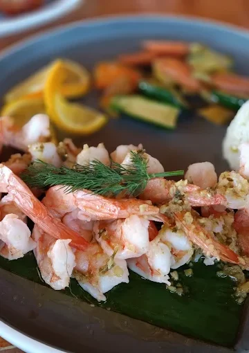 Shrimp lunch at Restaurant Villa Ortegas, accompanied by rice and mixed vegetables.